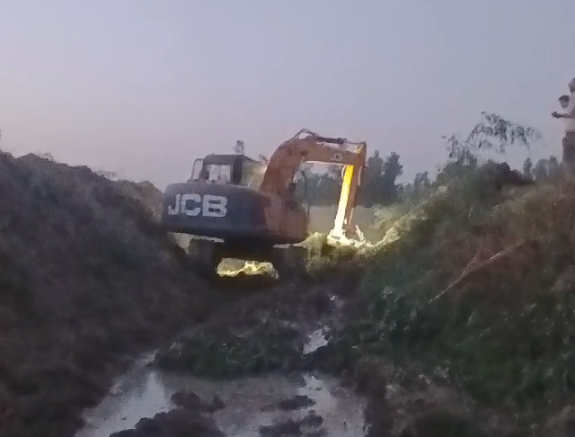 200 Miter progress work of poclain in Revati nadi at village Naimganj
